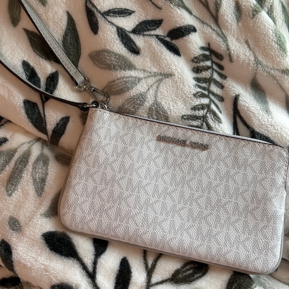 Micheal Kors Wristlet🤍